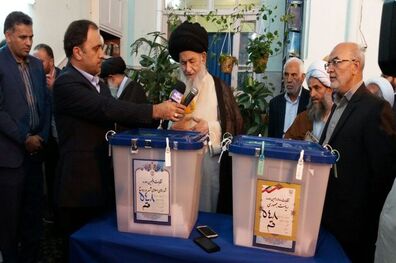 آیت‌الله علوی گرگانی رأی خود را به صندوق انداختند