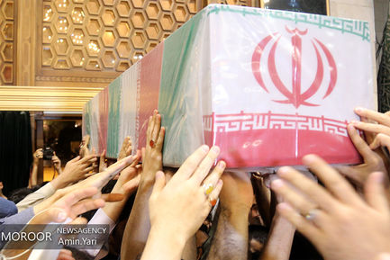 وداع دانشجویان معتکف با شهید گمنام در دانشگاه تهران