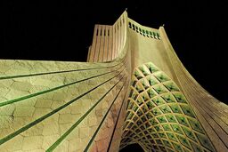 اجرای سرودهای انقلابی در میدان آزادی