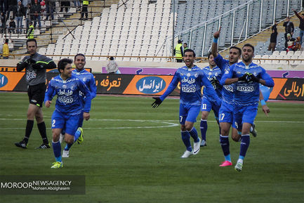 ديدار تيم های فوتبال استقلال تهران و تراكتورسازی تبريز