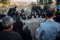 گریه بر سر مزار جانباختگان زلزله سرپل ذهاب