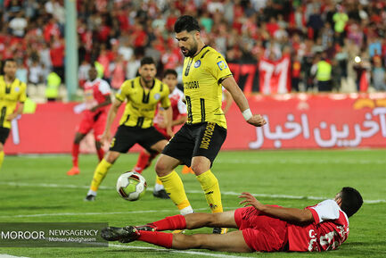 دیدار تیم های فوتبال پرسپولیس و پارس جنوبی جم