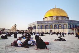 حضور جمعی از مسلمانان در مسجدالاقصی در لحظه افطار