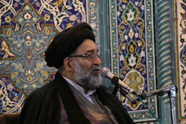 افراد زاویه‌دار با ولایت و منحرفان لایق ریاست جمهوری نیستند