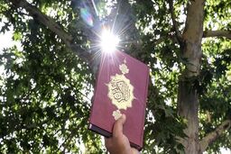 تجمع دانشجویی تکریم قرآن کریم در مقابل دانشگاه تهران