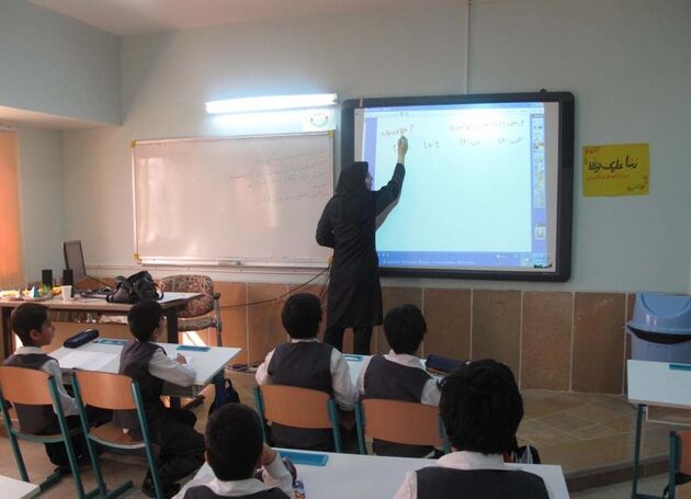 حداقل یک کلاس از مدارس دولتی هوشمند می شوند