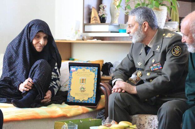 اهدا نشان فداکاری ارتش به خانواده شهیدان بیات