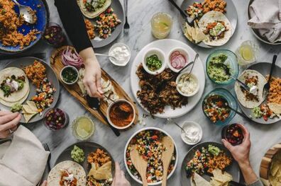 با آداب صحیح غذا را بخورید

