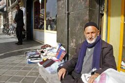 عالمی که در میدان قیام لیف می‌فروخت