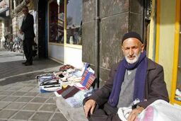 عالمی که در میدان قیام لیف می‌فروخت