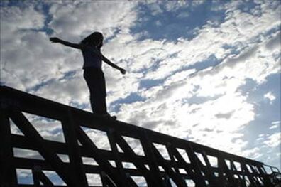 مرگ سالانه ۸۰۰ هزار نفر در سراسر جهان بر اثر خودکشی/ علائم خودکشی را بشناسیم
