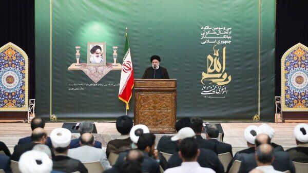 محور گفتمان امام خمینی (ره) ایستادگی بر حق و عدالت بود