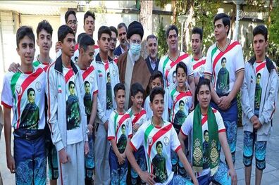 ماجرای عکس لباس باستانی کاران نوجوان در دیدار رهبری