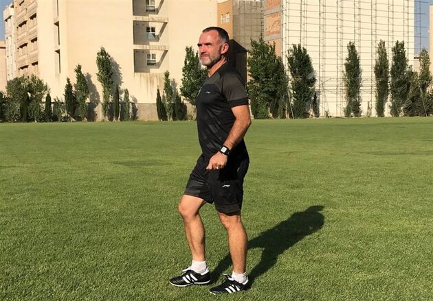 بوسه شجاعیان بر پیراهن استقلال/ حضور مربی بدنساز جدید و تشویق منصوریان +تصاویر