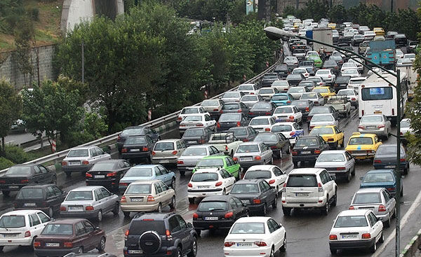 ترافیک نیمه سنگین در آزاد راه کرج_تهران/ محورهای مسدود اعلام شد