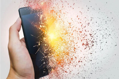 لحظه وحشتناک انفجار باتری موبایل هنگام تعمیر + فیلم