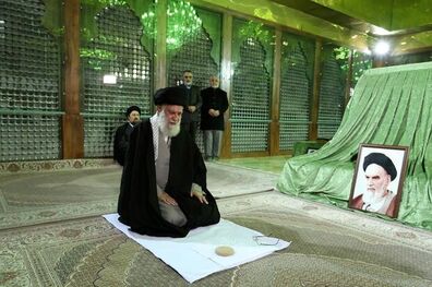 رهبر معظم انقلاب در مرقد امام خمینی (ره) حضور یافتند