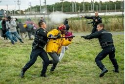 پناهجویان با پلیس فرانسه درگیر شدند