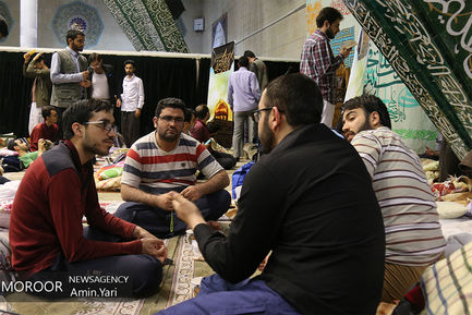 وداع دانشجویان معتکف با شهید گمنام در دانشگاه تهران