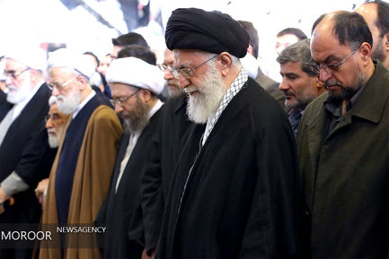 اقامه نماز بر پیکر آیت الله هاشمی رفسنجانی توسط مقام معظم رهبری
