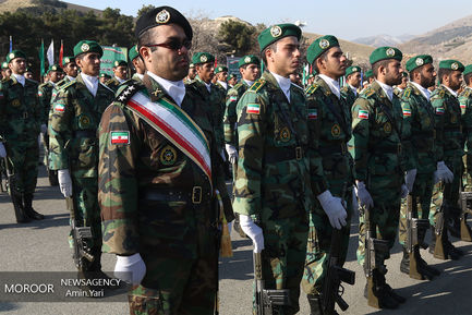 اعطای سردوشی به دانش‌پژوهان آموزشگاه‌های ارتش