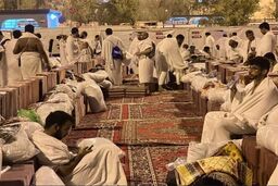زائران برای انجام رمی جمرات سه‌گانه راهی سرزمین منا شدند