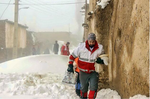 گرفتار شدن ۸۵۰۰ نفر در برف و کولاک
