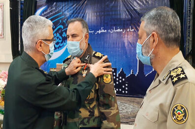 اعطا نشان درجه یک فتح به فرمانده نیروی زمینی ارتش