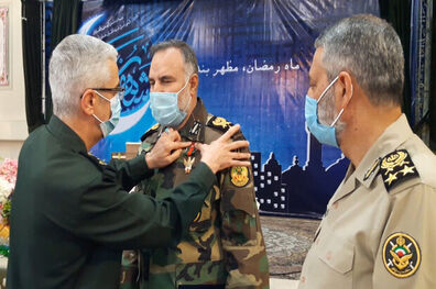 اعطا نشان درجه یک فتح به فرمانده نیروی زمینی ارتش