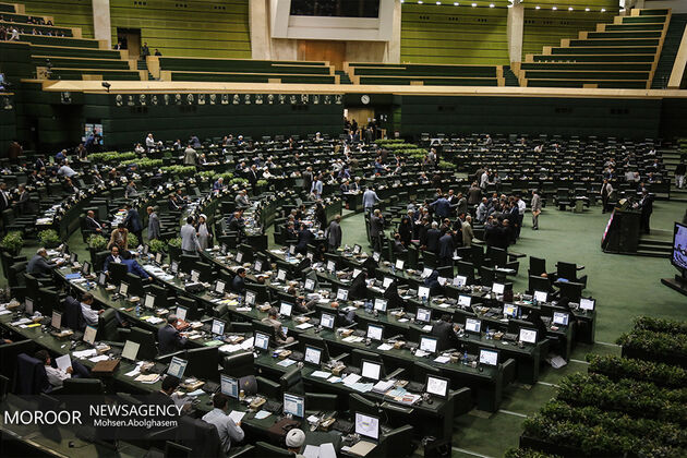 وزیر اقتصاد مسئولیتی برای تورم و نظام مالیاتی ندارد