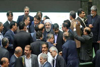 روحانی صحن علنی مجلس را ترک کرد 