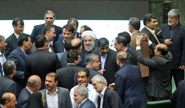 روحانی صحن علنی مجلس را ترک کرد 
