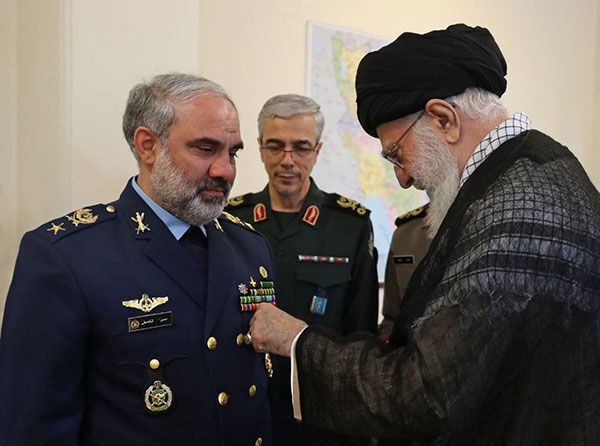 نصب نشان نصر بر سینه امیر سرتیپ خلبان شاه‌صفی