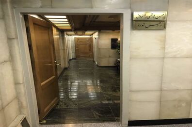 نصب تابلوی دفتر ریاست محسن هاشمی در شورای شهر
