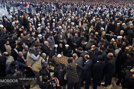 اقامه نماز بر پیکر آیت الله هاشمی رفسنجانی توسط مقام معظم رهبری