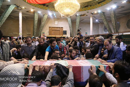 وداع دانشجویان معتکف با شهید گمنام در دانشگاه تهران