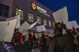 اعتراض گسترده کارکنان آمازون در بیش از ۳۰ کشور جهان +فیلم