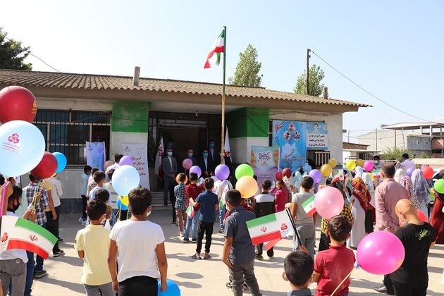 توزیع نوشت افزار از سوی بانک ملت در بین دانش آموزان 14 استان کشور
