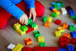 فواید بسیار مهم بازی بچه ها با لگو