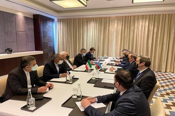 ظریف با وزیر امور خارجه آذربایجان دیدار کرد
