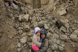 خدمت‌رسانی خادمان بارگاه منور رضوی به زلزله‌زدگان خراسان رضوی