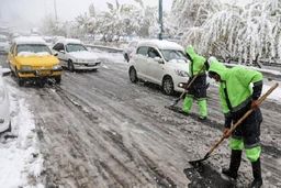 شهروندان برای برف‌روبی معابر با ۱۳۷ تماس بگیرند