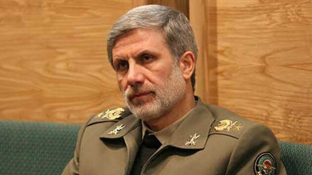 وزیر دفاع وارد عراق شد