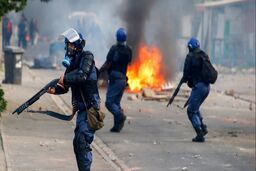  پلیس آفریقای جنوبی با دانشجویان معترض درگیر شد