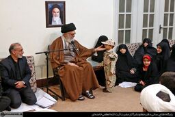 روایتی از دیدار جمعی از خانواده‌های شهدای مدافع حرم با رهبر انقلاب