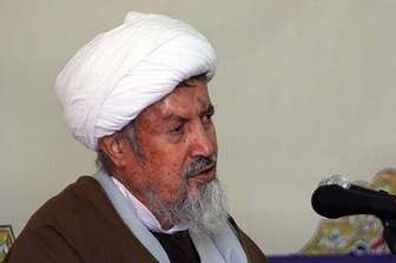 آیت‌الله مومن رأی خود را به صندوق انداخت