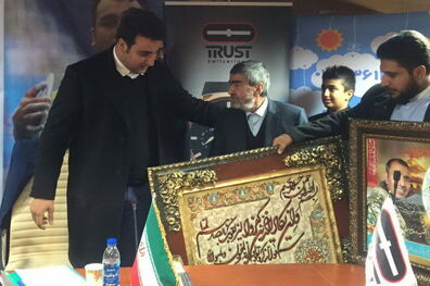 تقدیر احسان حدادی از خانواده‌ شهید ارغوانی