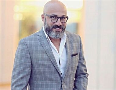 امیر آقایی همبازی نوید محمد زاده در فیلم سینمایی شب، داخلی، دیوار شد