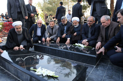 روحانی بر مزار والدینش حاضر شد