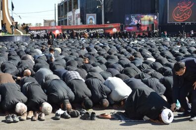اقامه نماز جماعت ظهر عاشورا به امامت آیت الله رئیسی در چهارراه شهدا